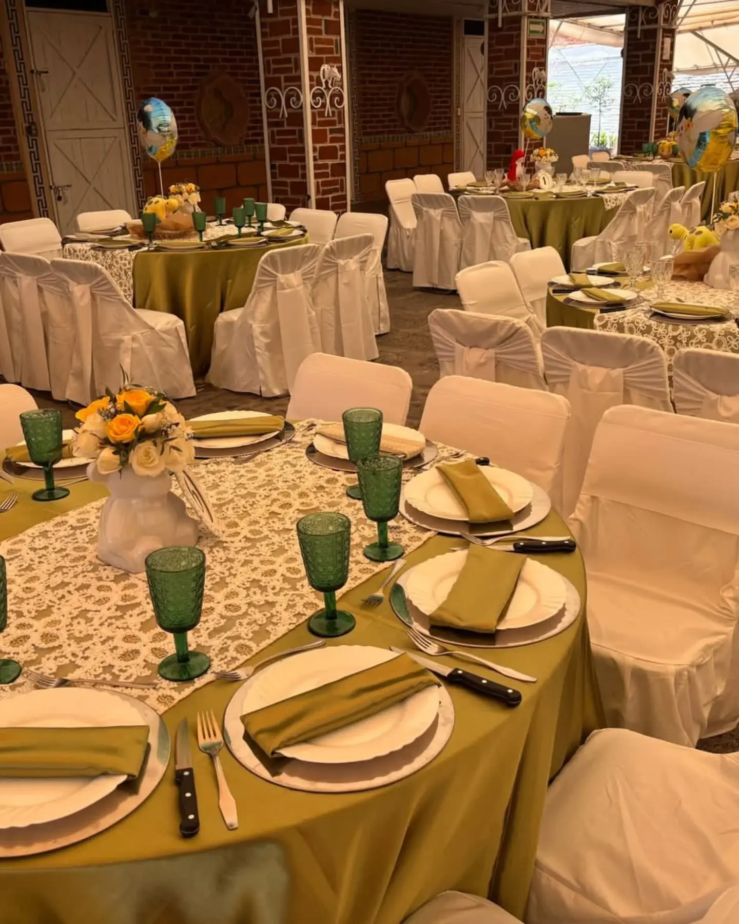 Montaje de evento social en jardín