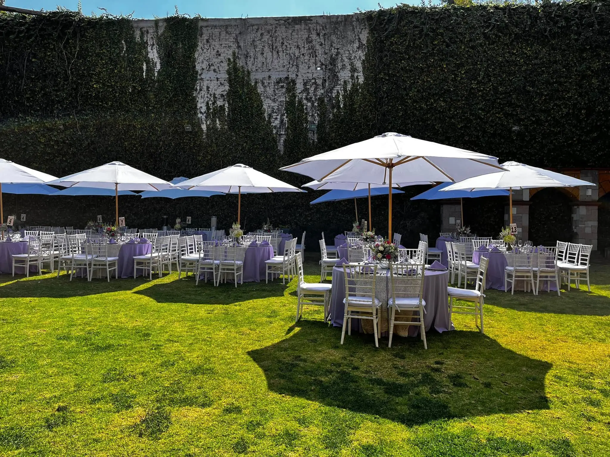 Jardín de Hacienda Alameda De Cortes con mesas montadas para evento social